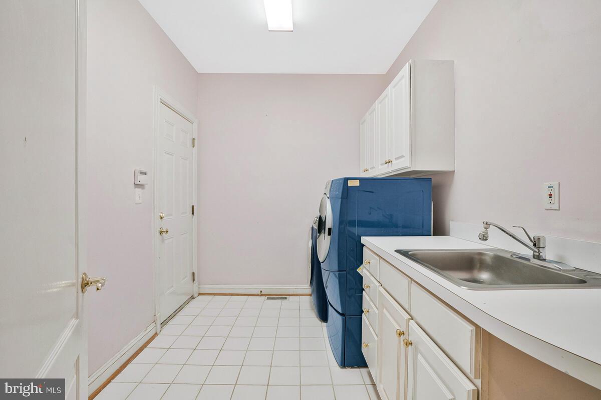 SENECA KNOLL - Residential Lease