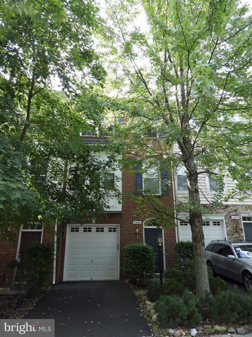 RENT INCLUDES HIGH SPEED INTERNET, CABLE TV, ACCESS TO THE BRAMBLETON POOLS AND AMENITIES.