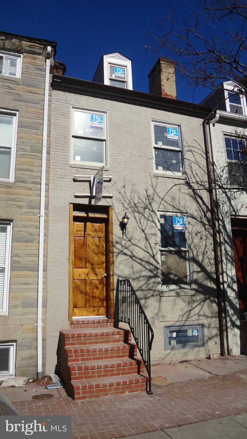 ALL NEW EVERYTHING. Beautiful Renovation. 3beds/2.5 baths. Stainless appliances, granite counters, exposed brick. Rooftop deck!