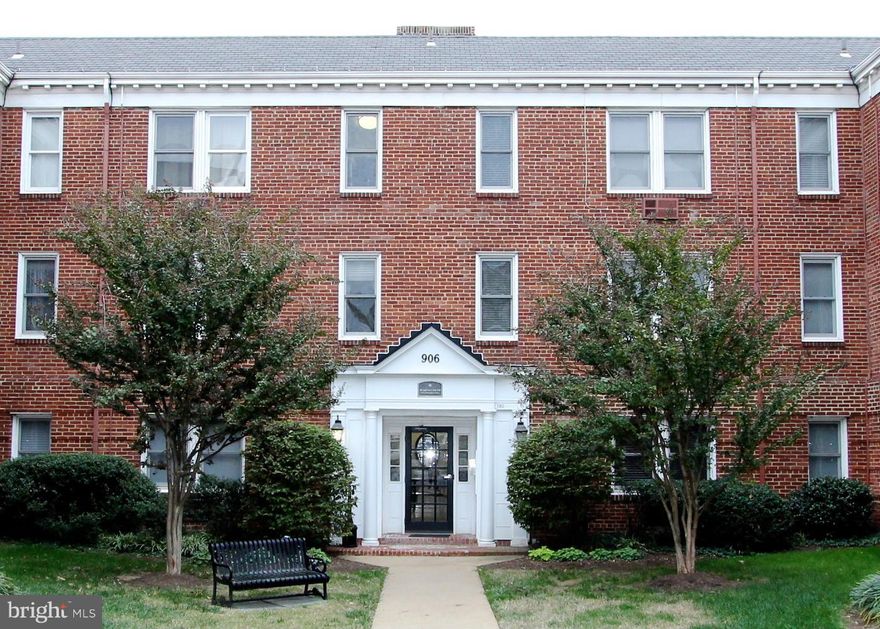 Fantastic remodeled studio, with hardwood floors, updated bath, updated kitchen with granite, stainless steel appliances, washer and dryer in the building, 1 mile to King St., Metro! Walk to Shops, Restaurants and more. 5 Blocks to the River and GW Trail. Wonderful Old Town location!