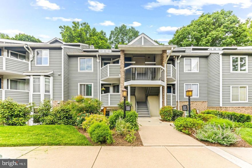 Enjoy Lake Elkhorn and the bike paths while living in this lovely condo.  Step out the patio doors and enjoy long walks or bike rides.  Walk or bike to restaurants.  Condo has 2 bedrooms and 2 full baths, a large kitchen and a patio for those perfect evenings.