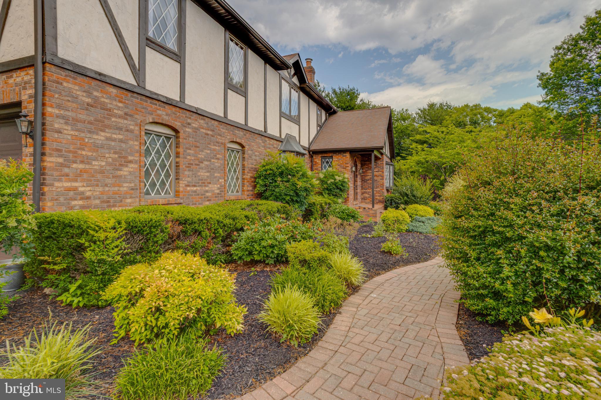 2300 KINGS ARMS DRIVE