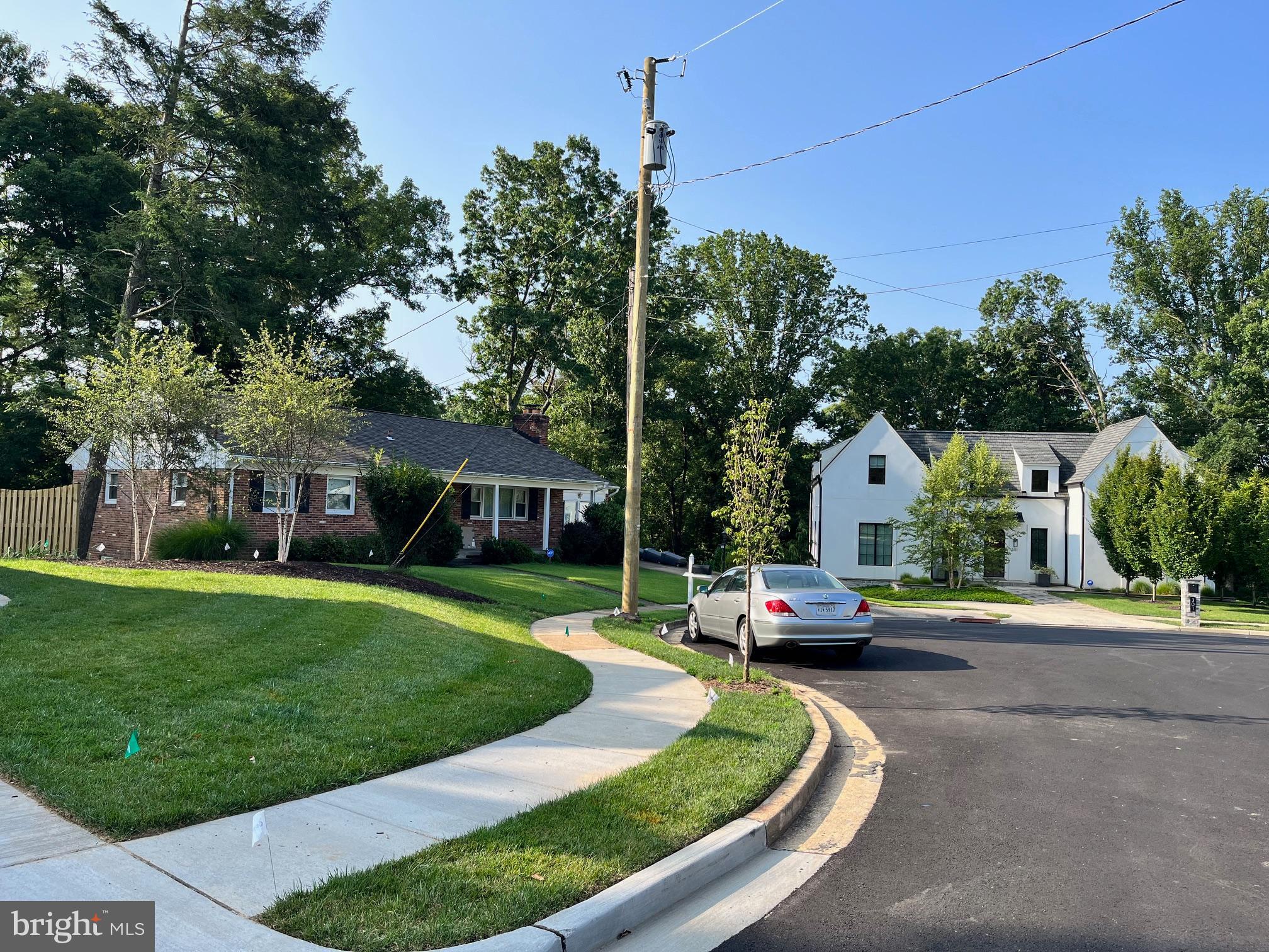 303 ROOSEVELT COURT NE