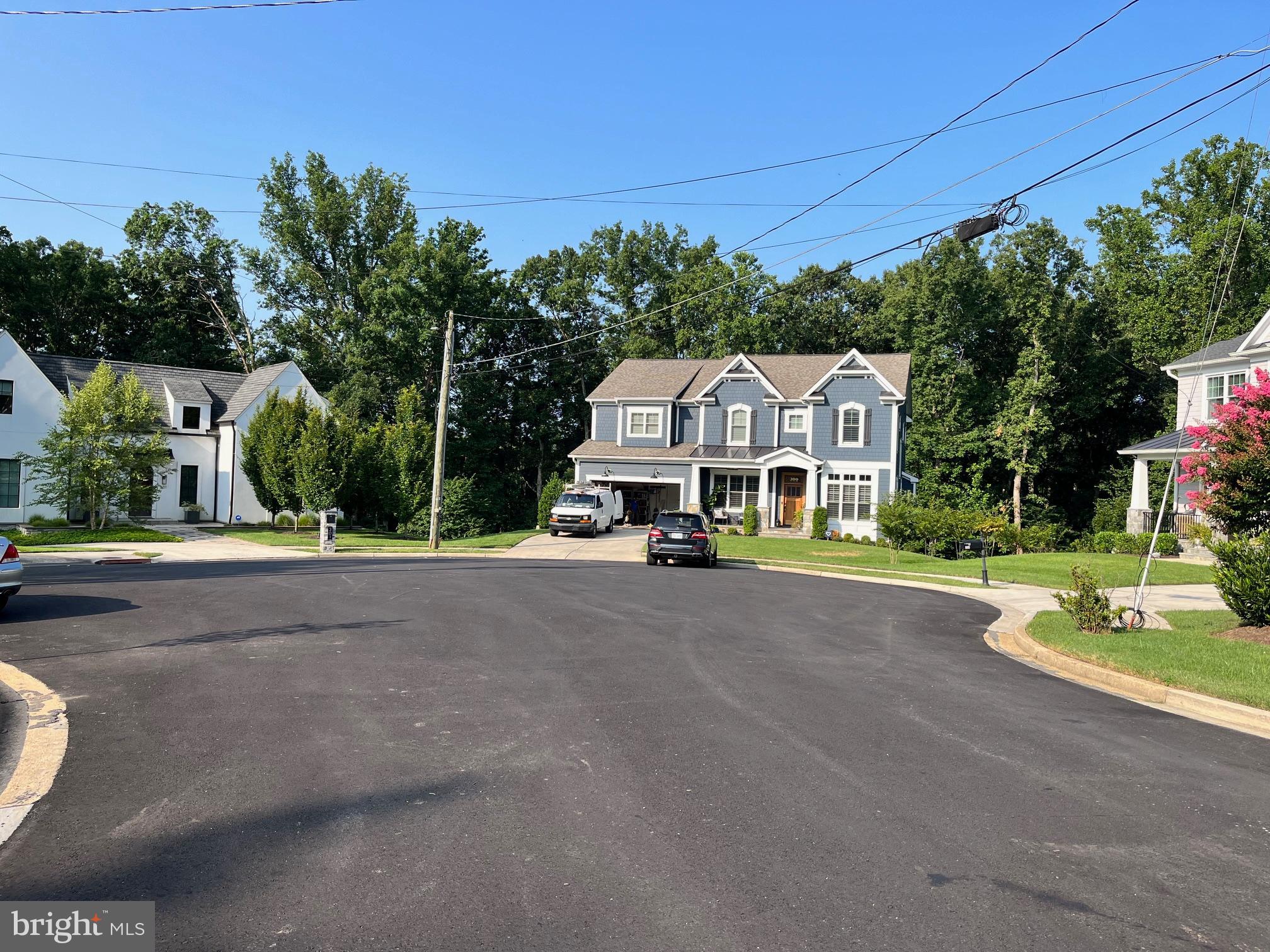 303 ROOSEVELT COURT NE
