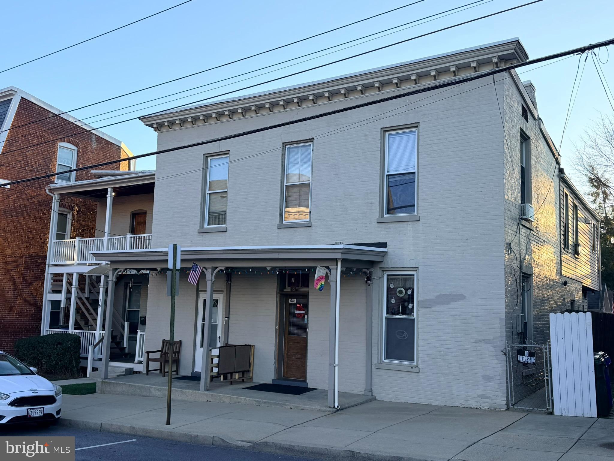 Main image without alt text