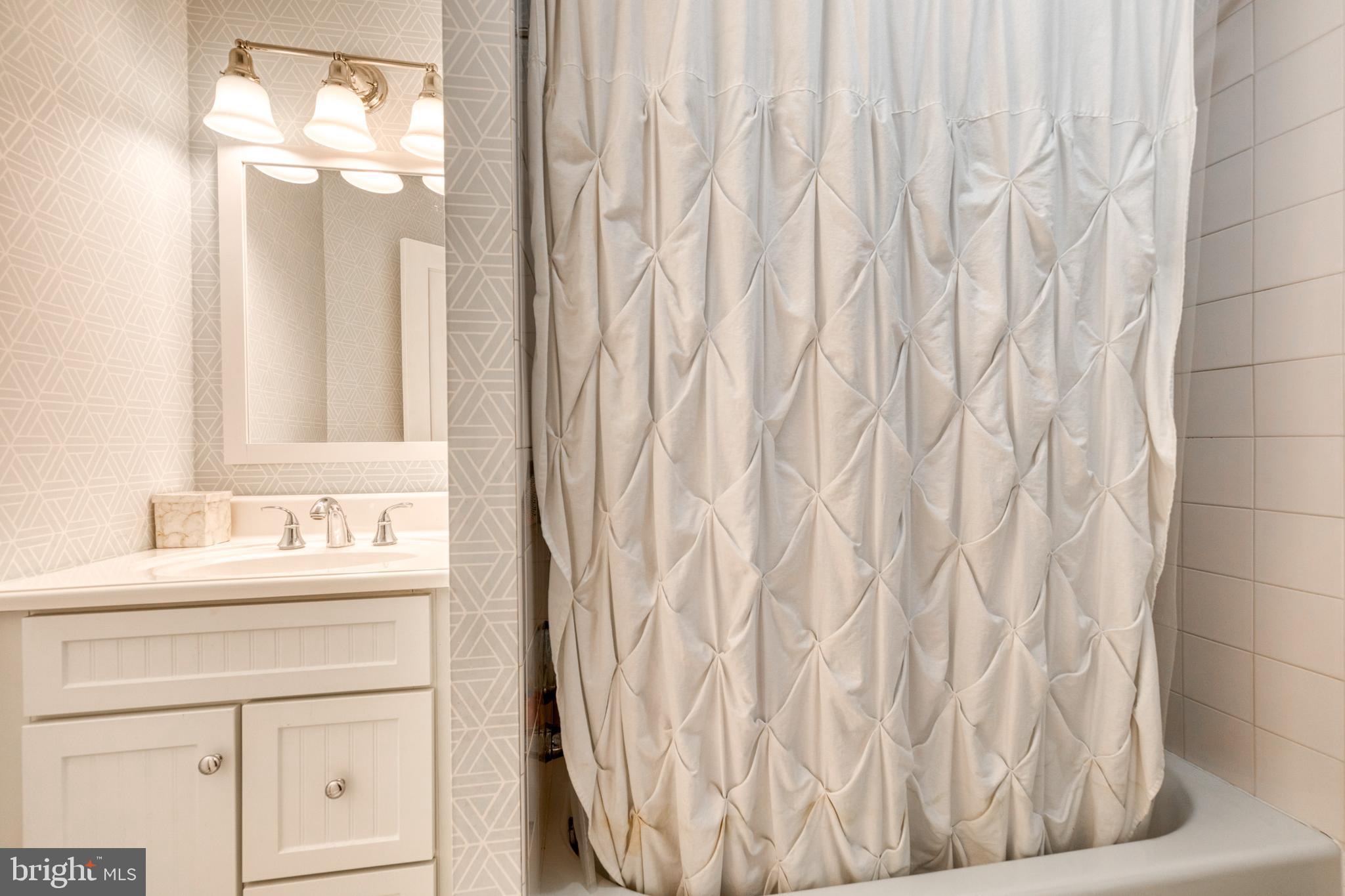 COLONIAL COURT - Residential Lease