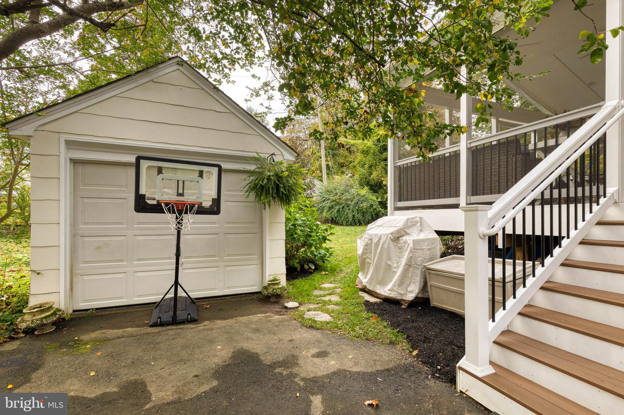 COLONIAL COURT - Residential Lease