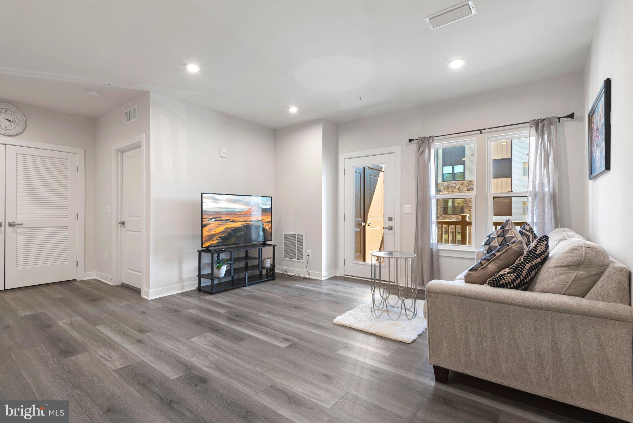 LOUDOUN VIEW CONDO FLATS - Residential Lease