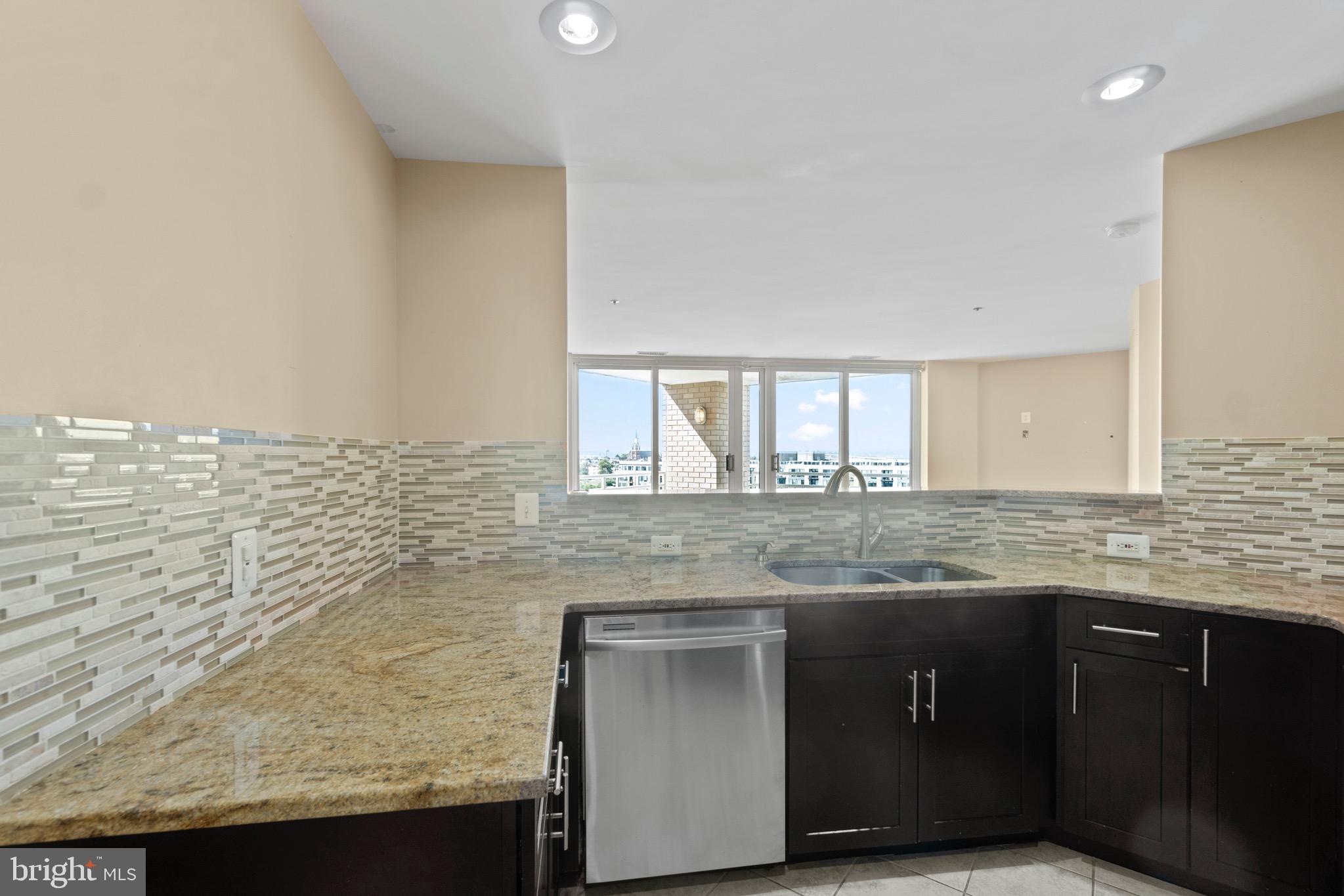 HARBORVIEW TOWERS - Residential Lease
