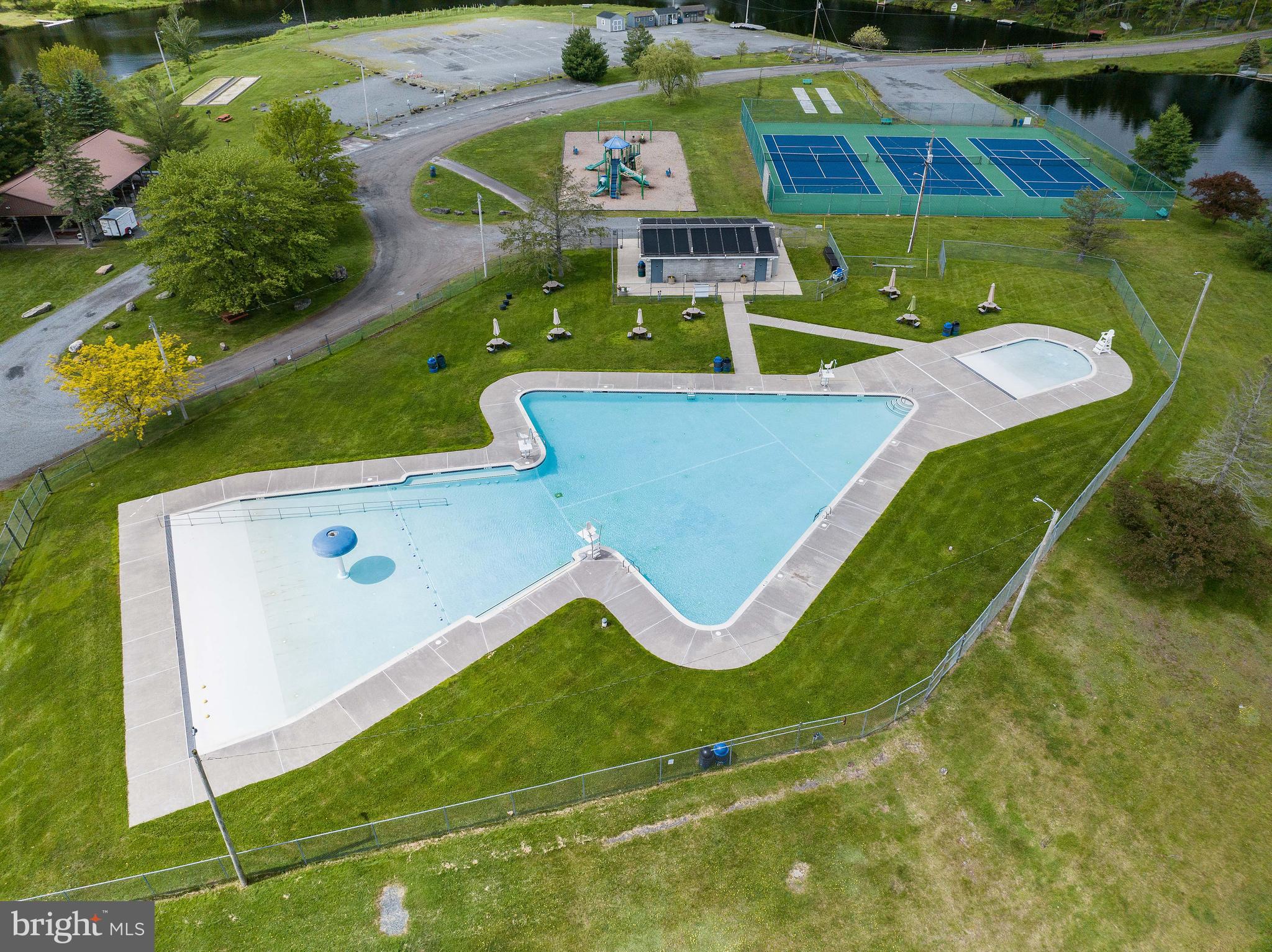 ARROWHEAD  LAKES - Residential