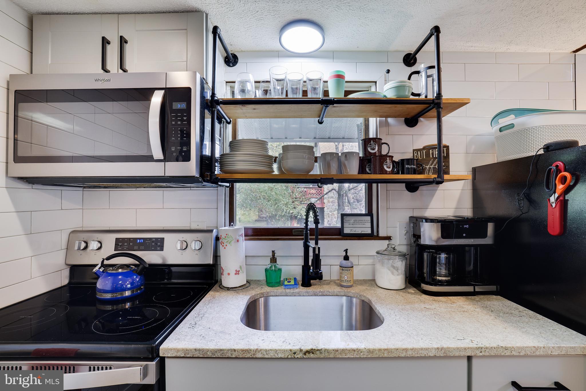 ARROWHEAD  LAKES - Residential