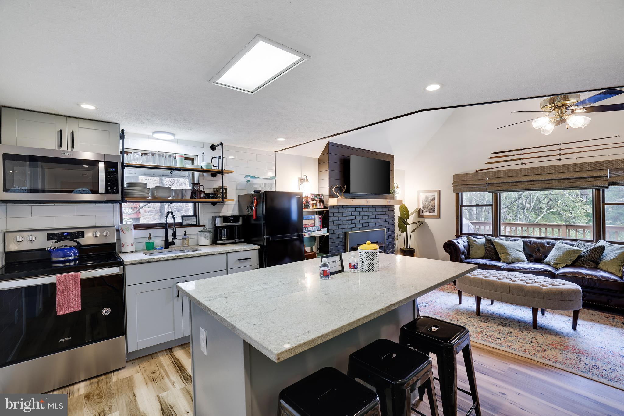 ARROWHEAD  LAKES - Residential