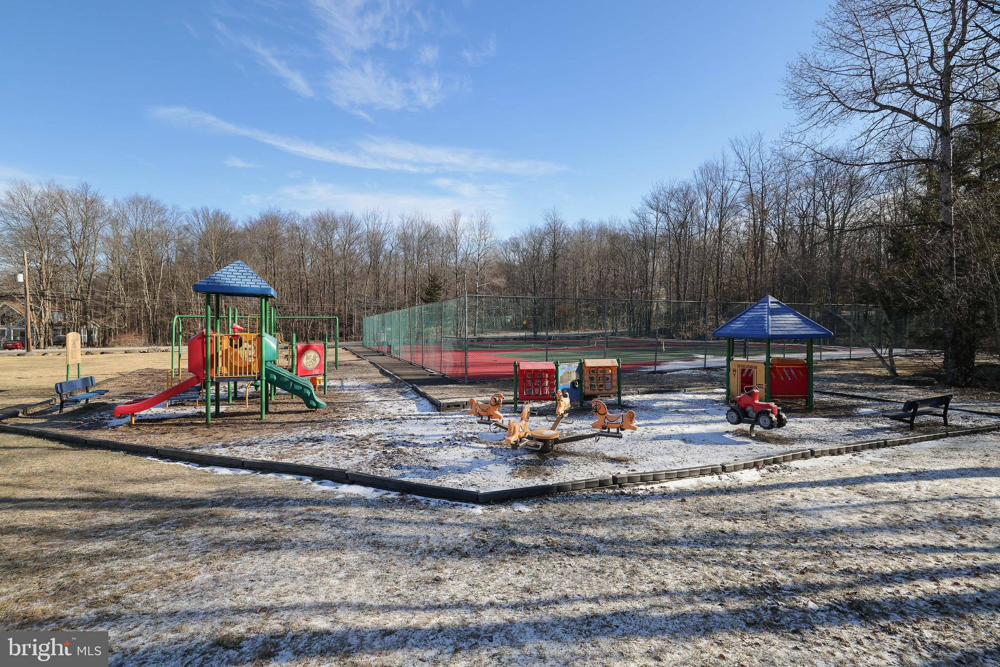 ARROWHEAD  LAKES - Residential