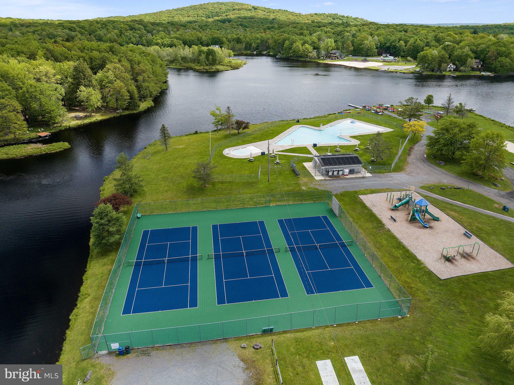 ARROWHEAD  LAKES - Residential