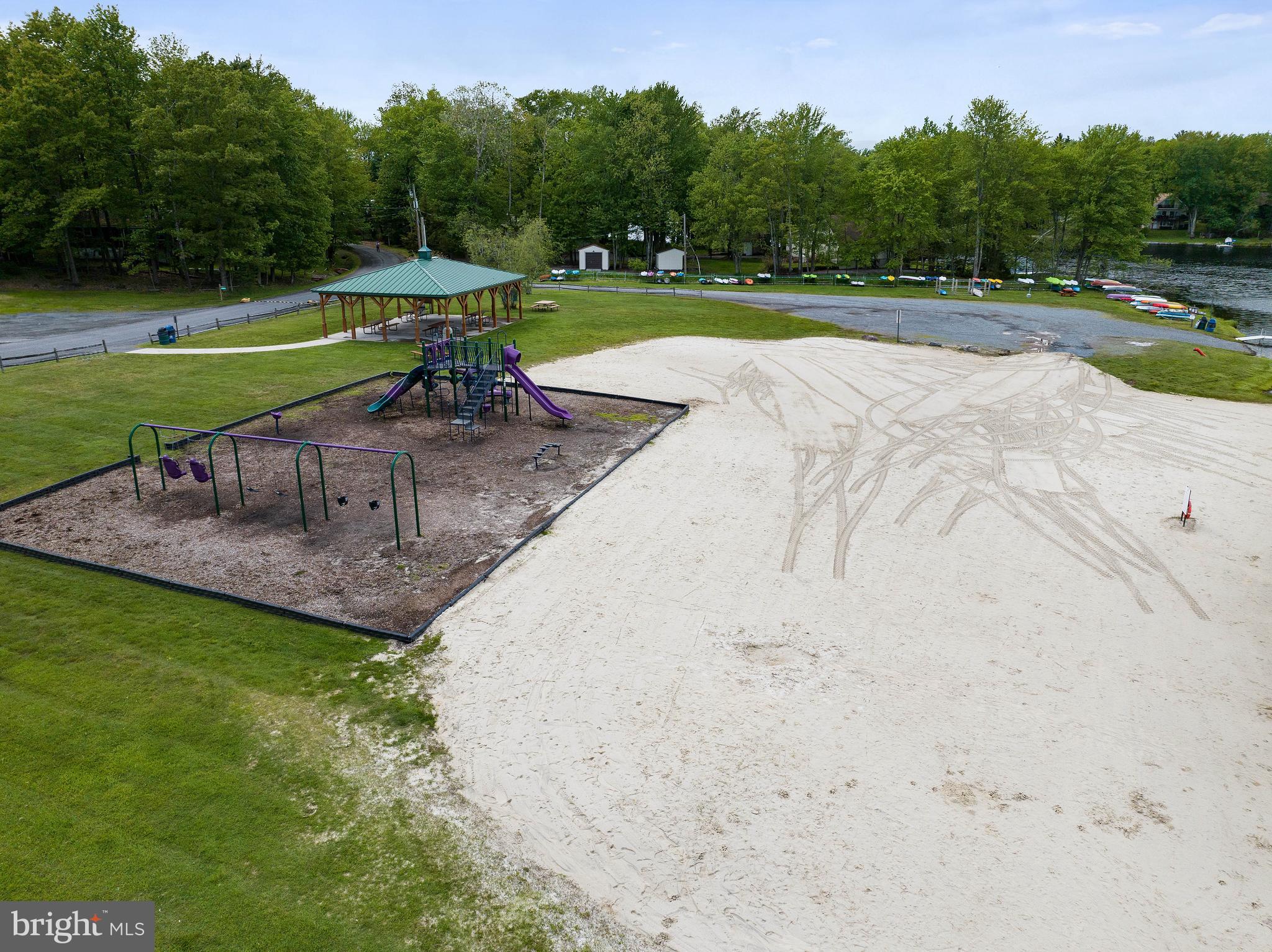 ARROWHEAD  LAKES - Residential