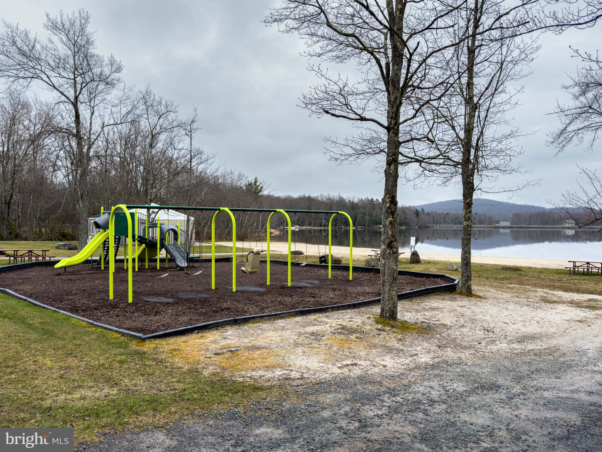 ARROWHEAD  LAKES - Residential