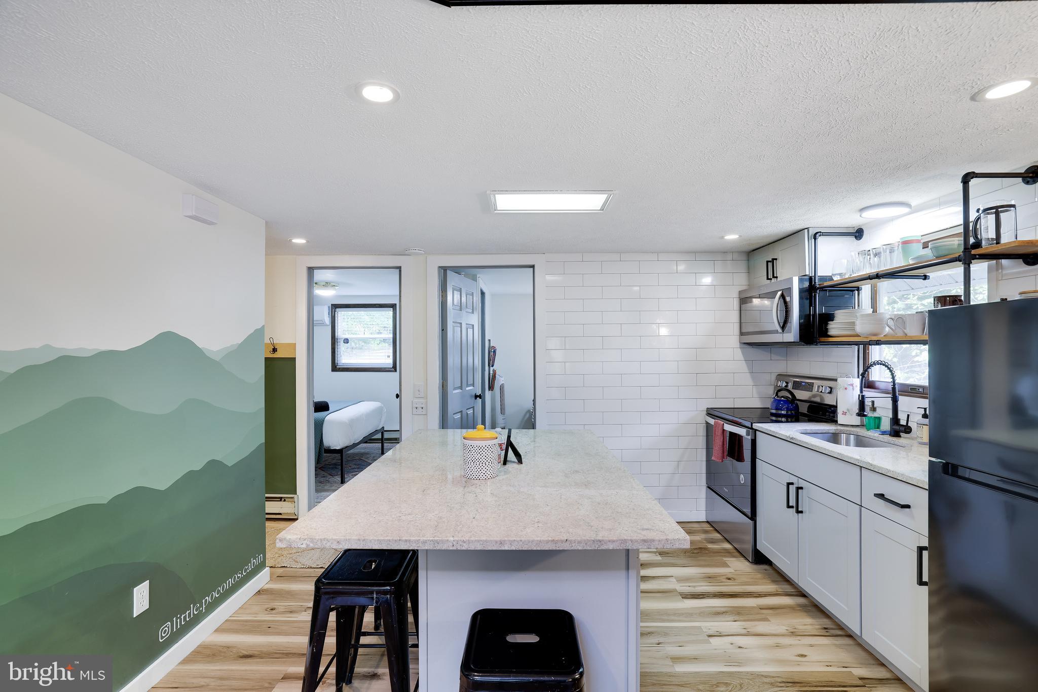 ARROWHEAD  LAKES - Residential