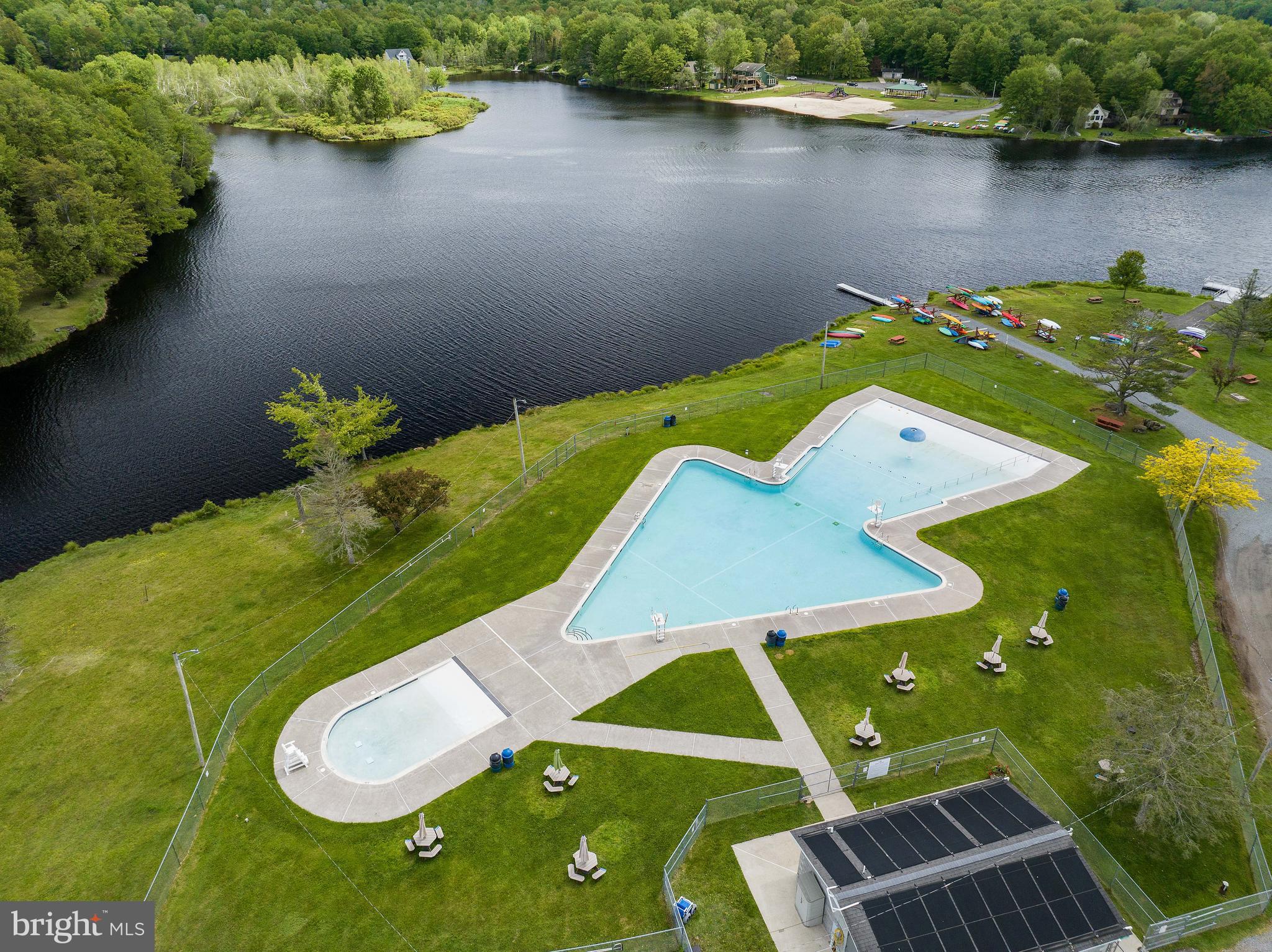 ARROWHEAD  LAKES - Residential