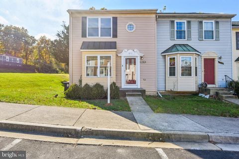 Photo of 1700 Countrywood Court, LANDOVER, MD 20785 (MLS # MDPG2181390)