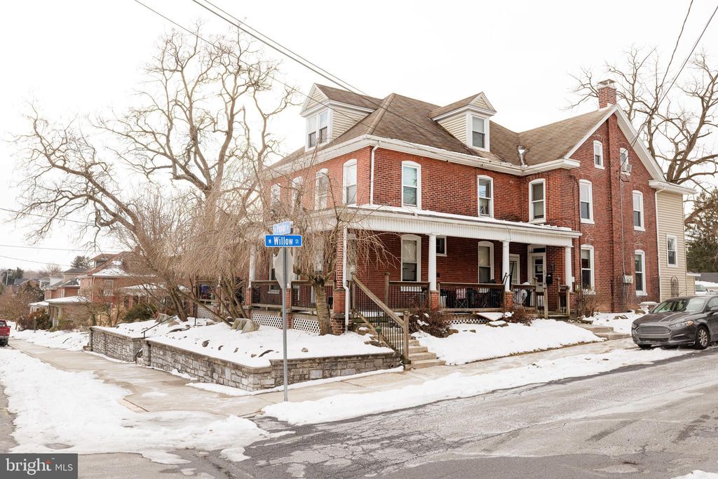 Photo of 154 N Poplar Street, ELIZABETHTOWN, PA 17022 (MLS # PALA2063366)