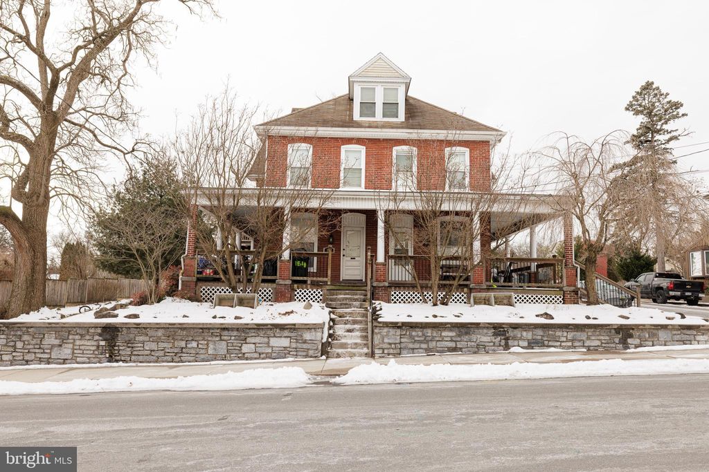 Photo of 154 N Poplar Street, ELIZABETHTOWN, PA 17022 (MLS # PALA2063366)