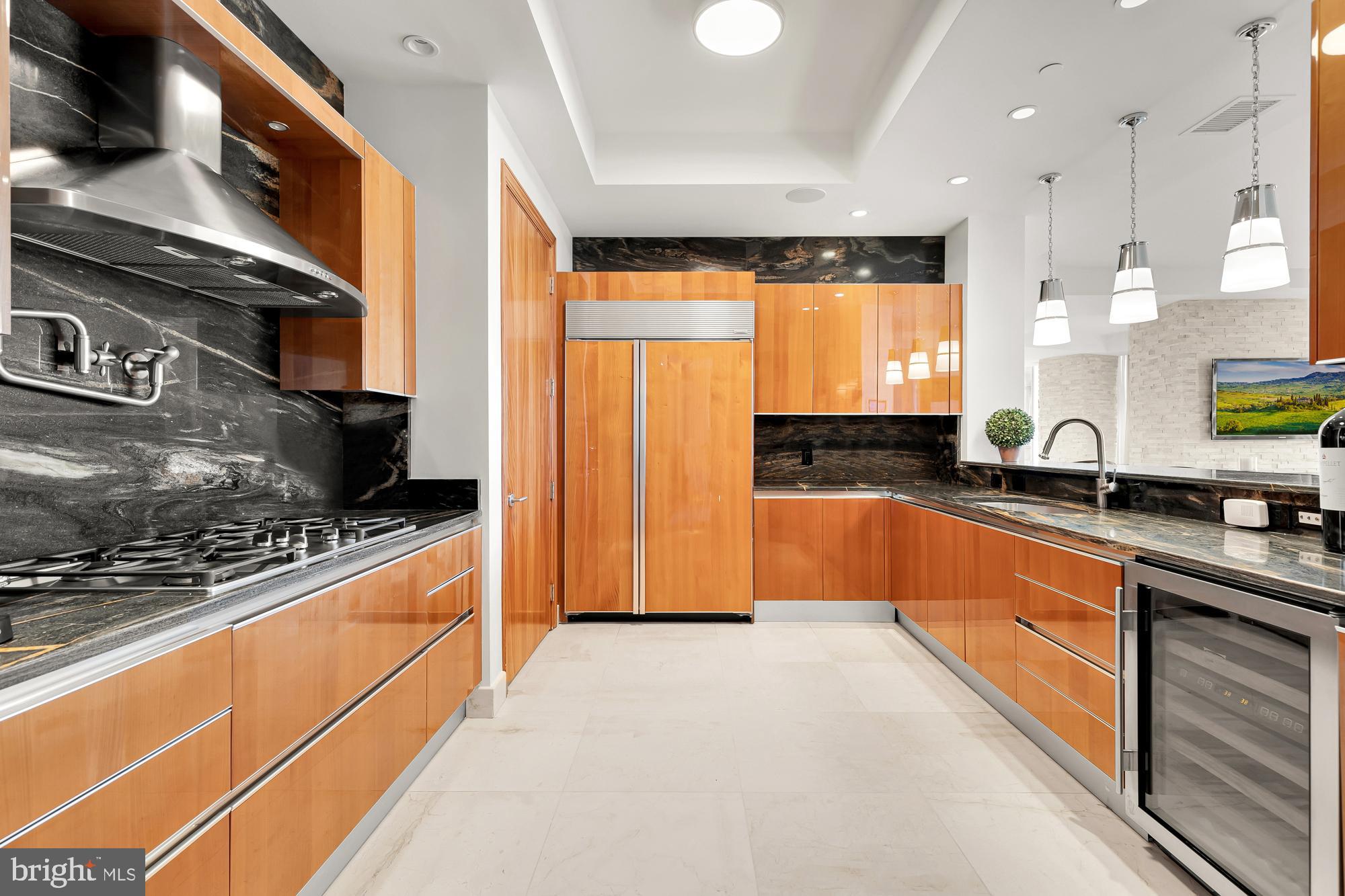 TURNBERRY TOWER - Residential