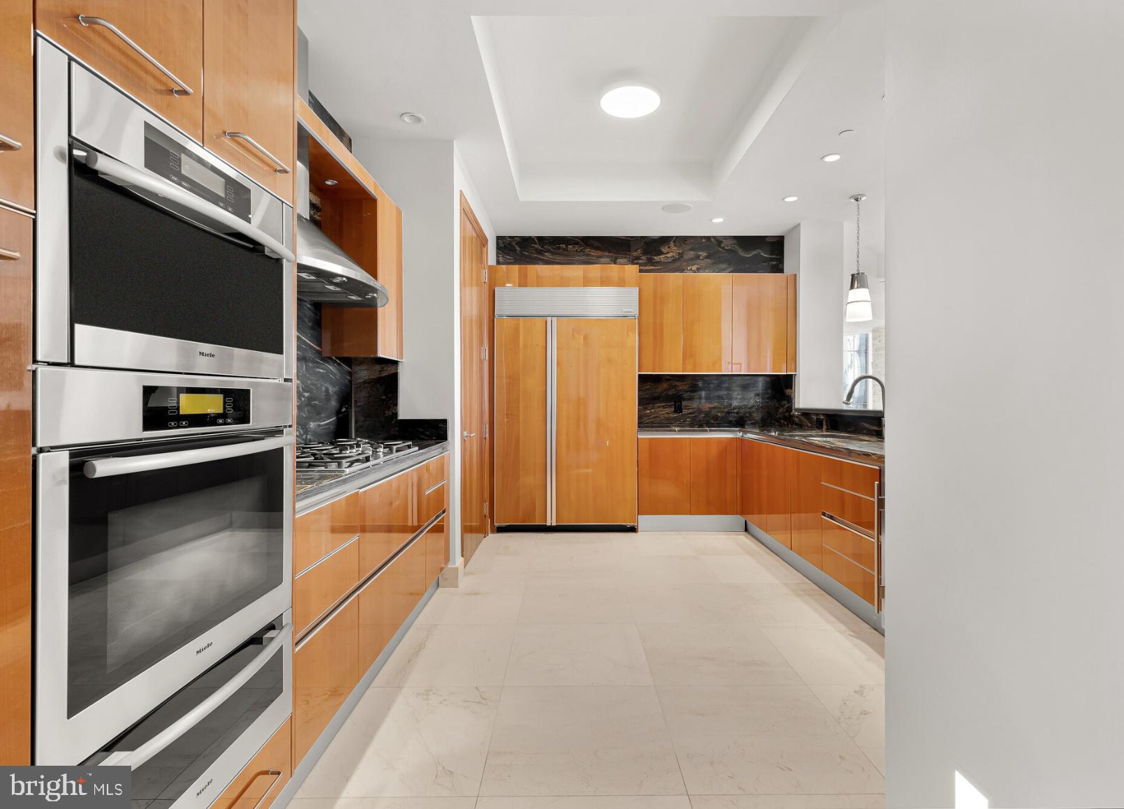 TURNBERRY TOWER - Residential