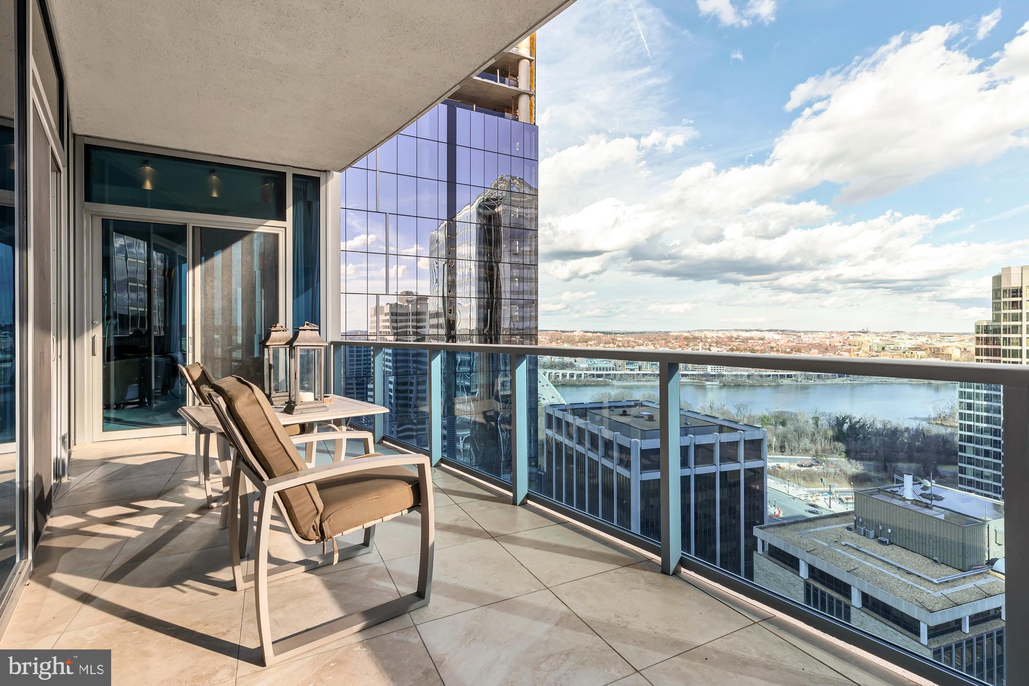 TURNBERRY TOWER - Residential