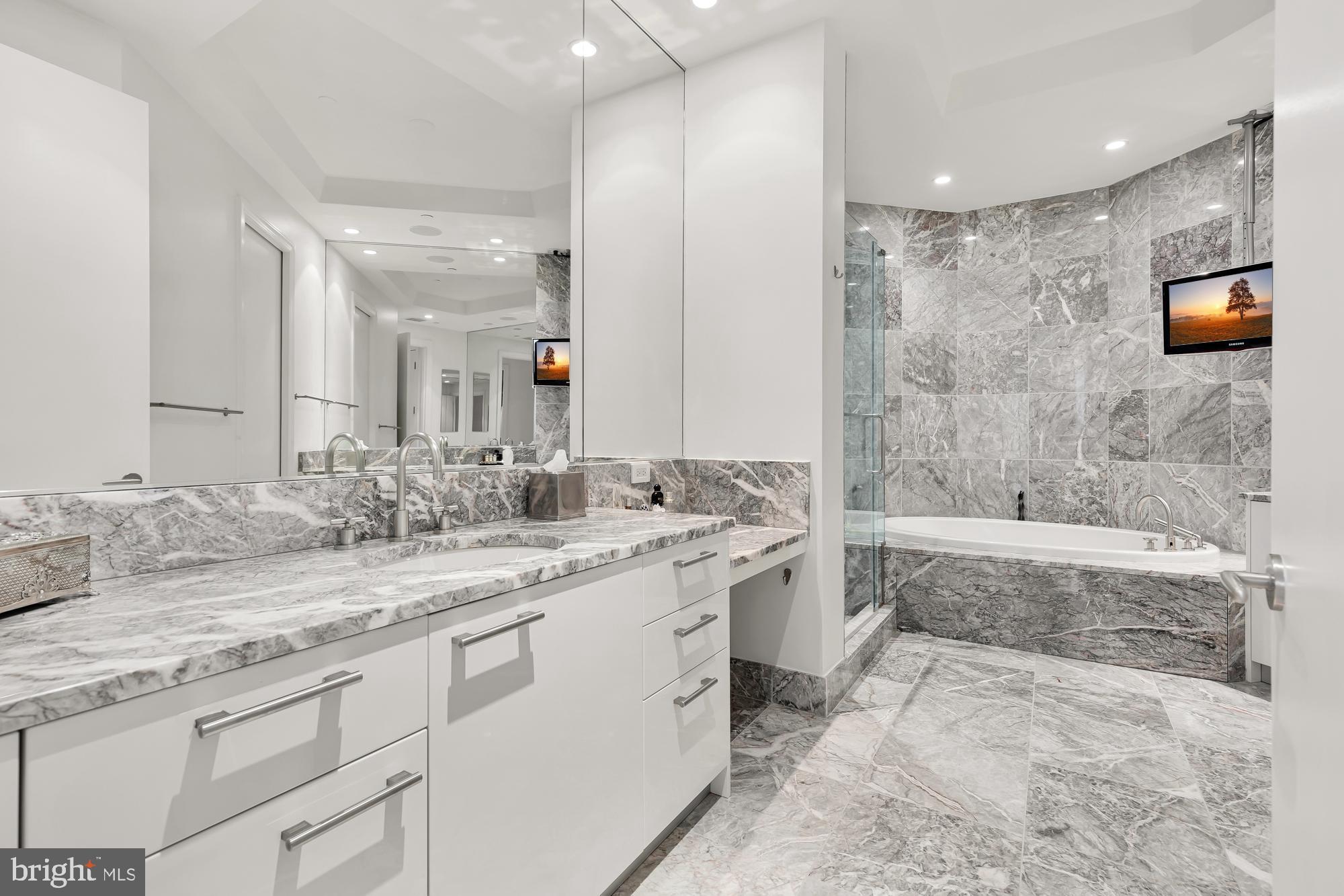 TURNBERRY TOWER - Residential