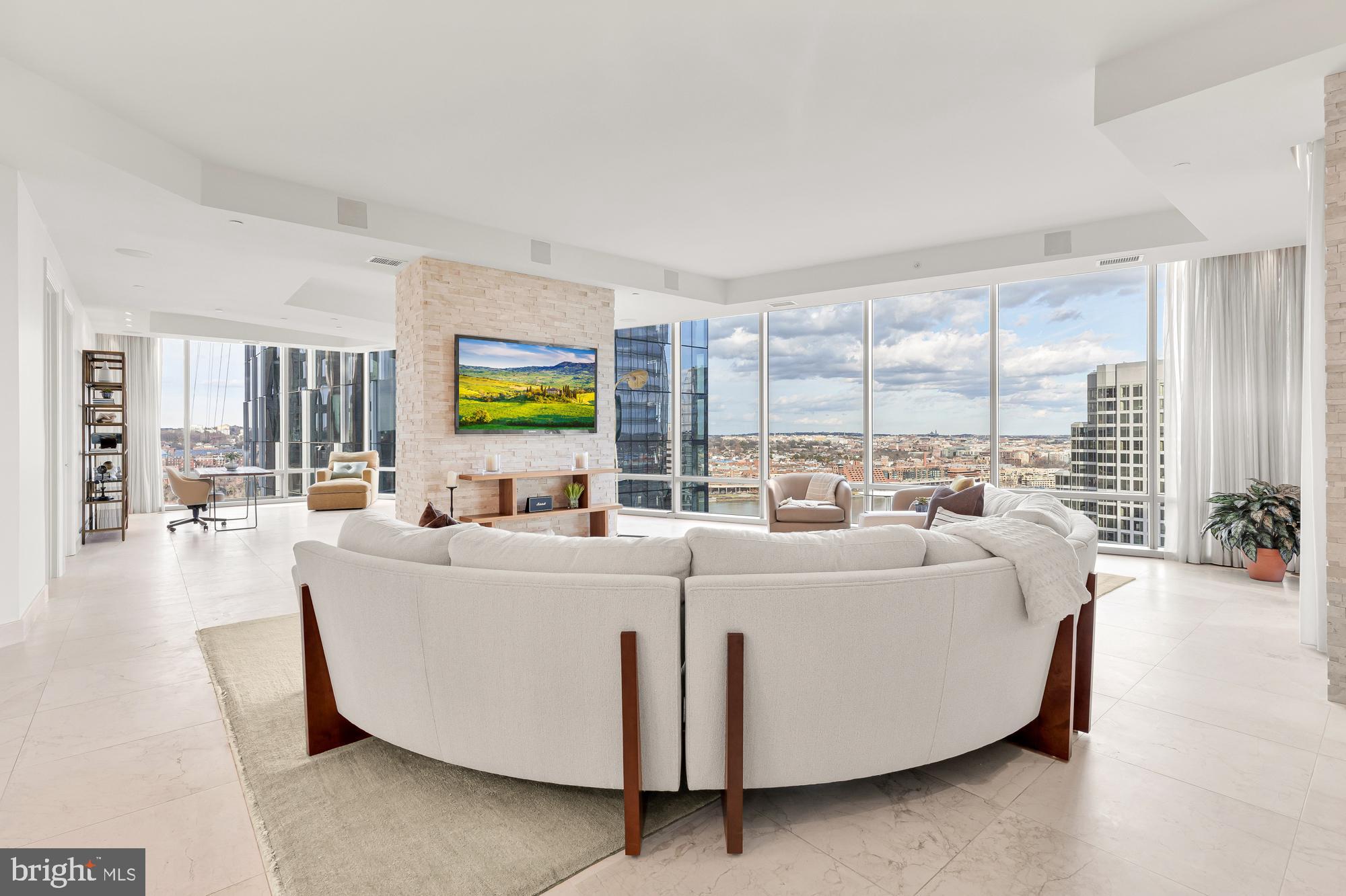 TURNBERRY TOWER - Residential