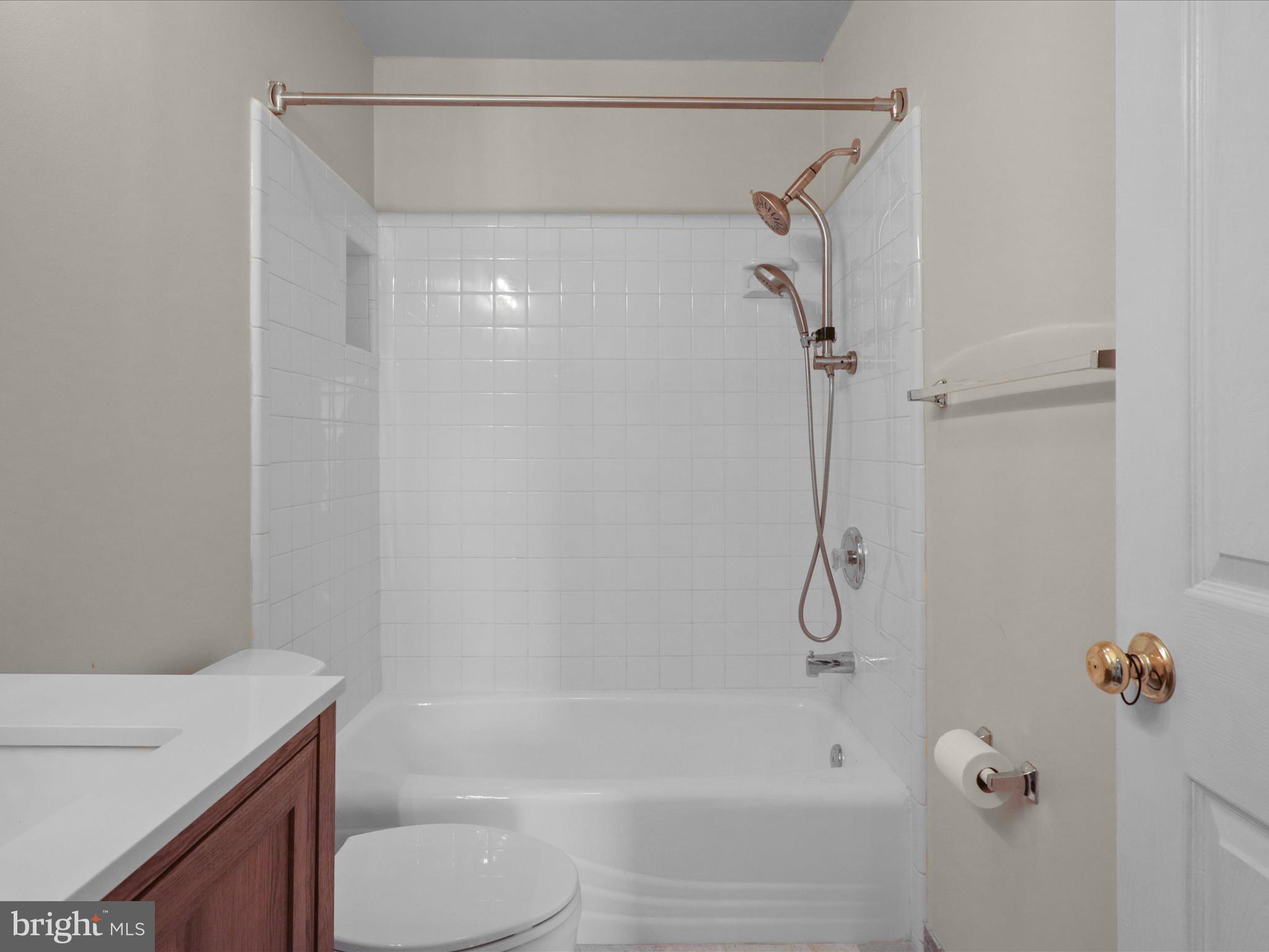 HIGHVIEW PARK - Residential Lease