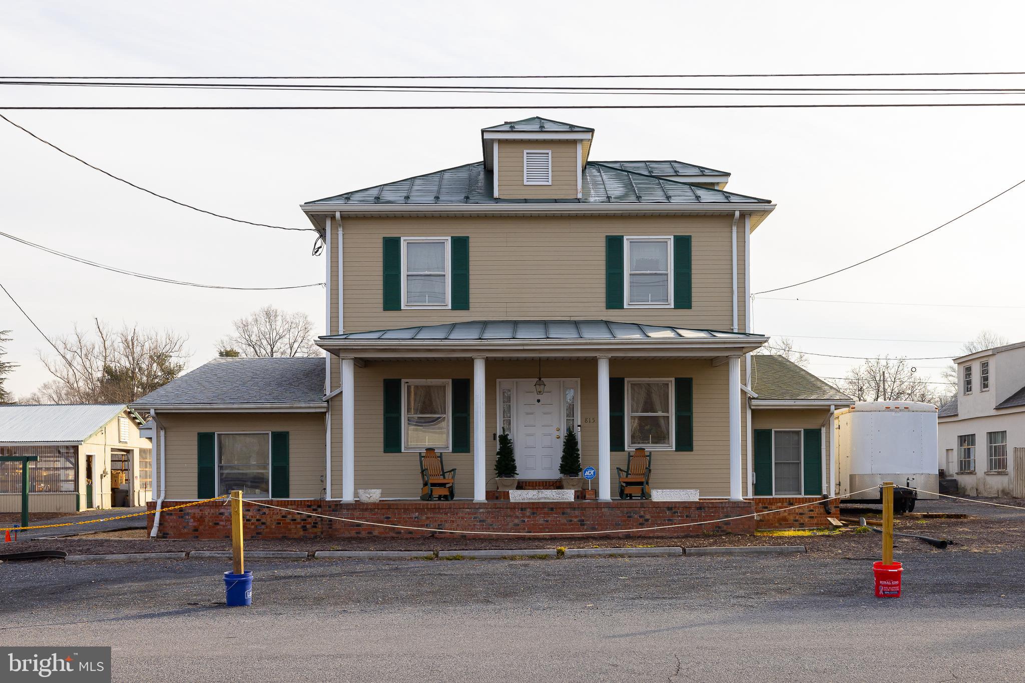 Main image without alt text