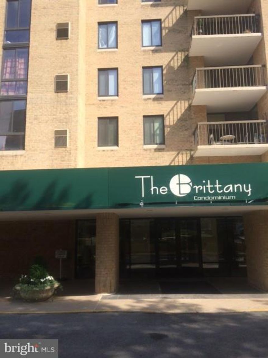 Beautiful condominium in great location with balcony view! In very good conditions! For showing, text or email agent