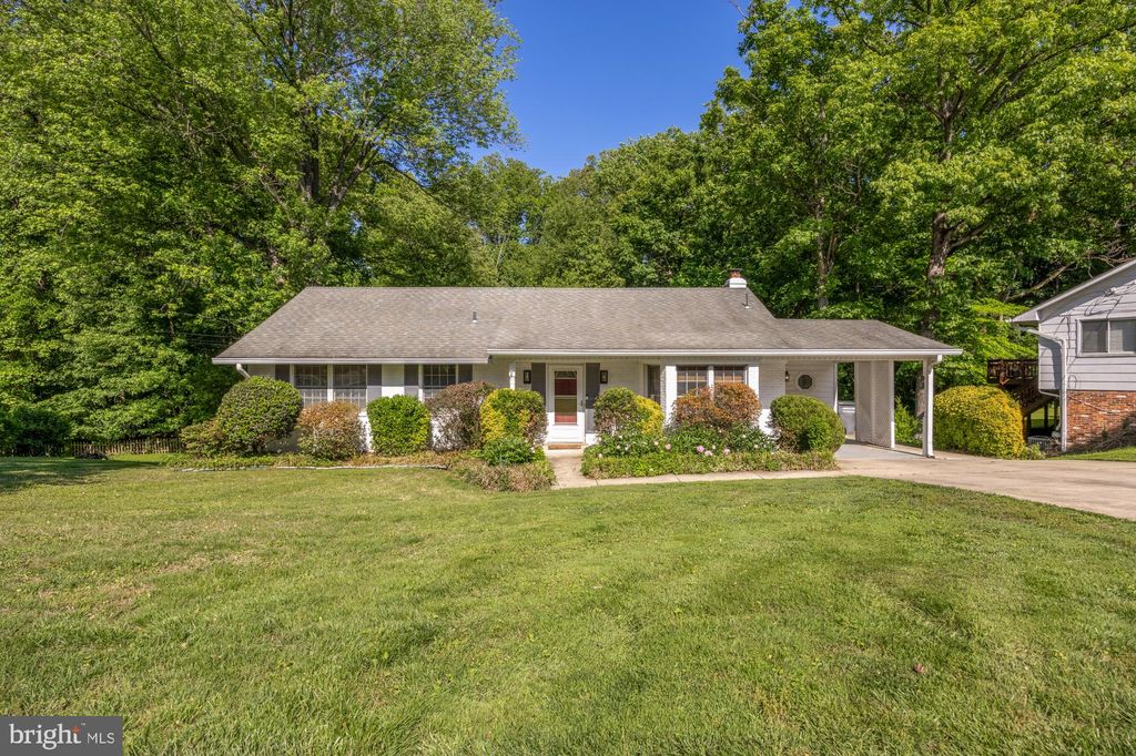 Photo of 4721 Pickett Road, FAIRFAX, VA 22032 (MLS # VAFX2310220)