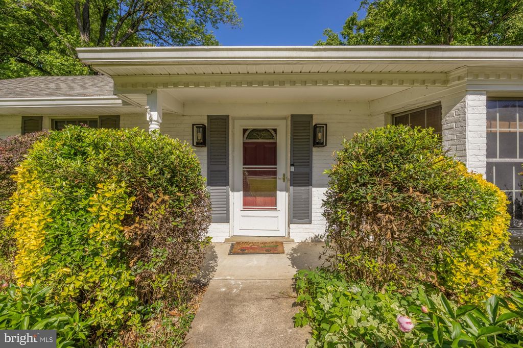 Photo of 4721 Pickett Road, FAIRFAX, VA 22032 (MLS # VAFX2310220)