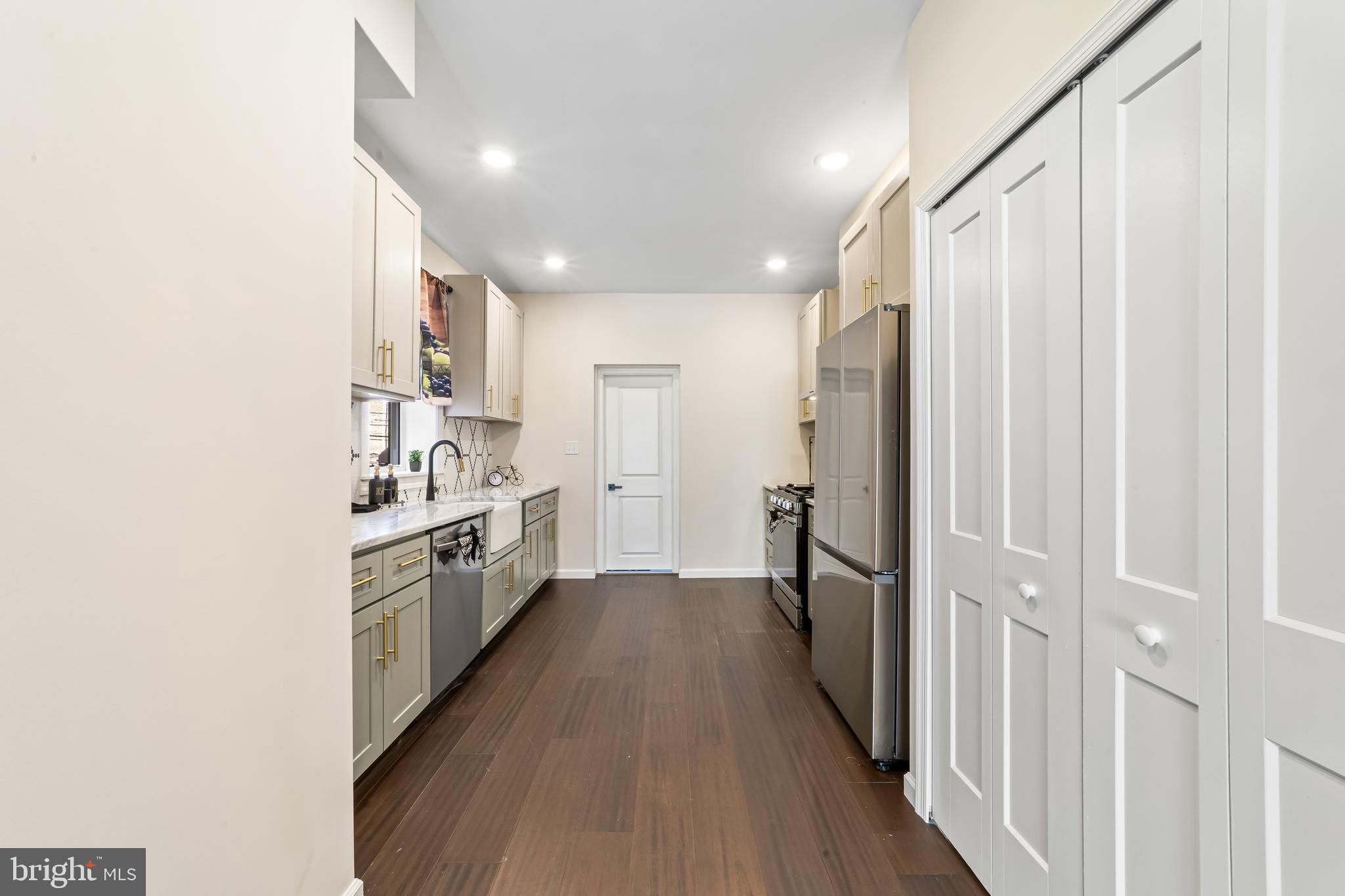 WALNUT HILL - Residential