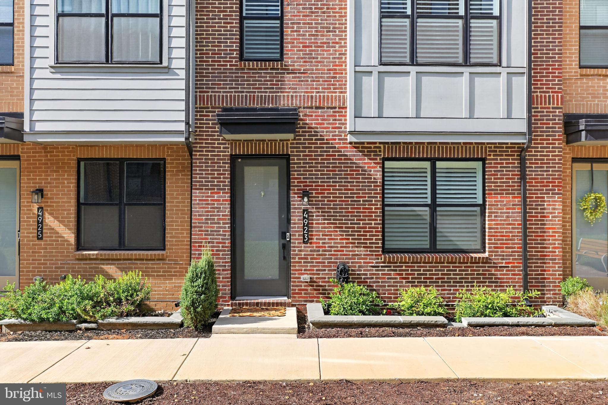 4923 CHURCHILL MEWS