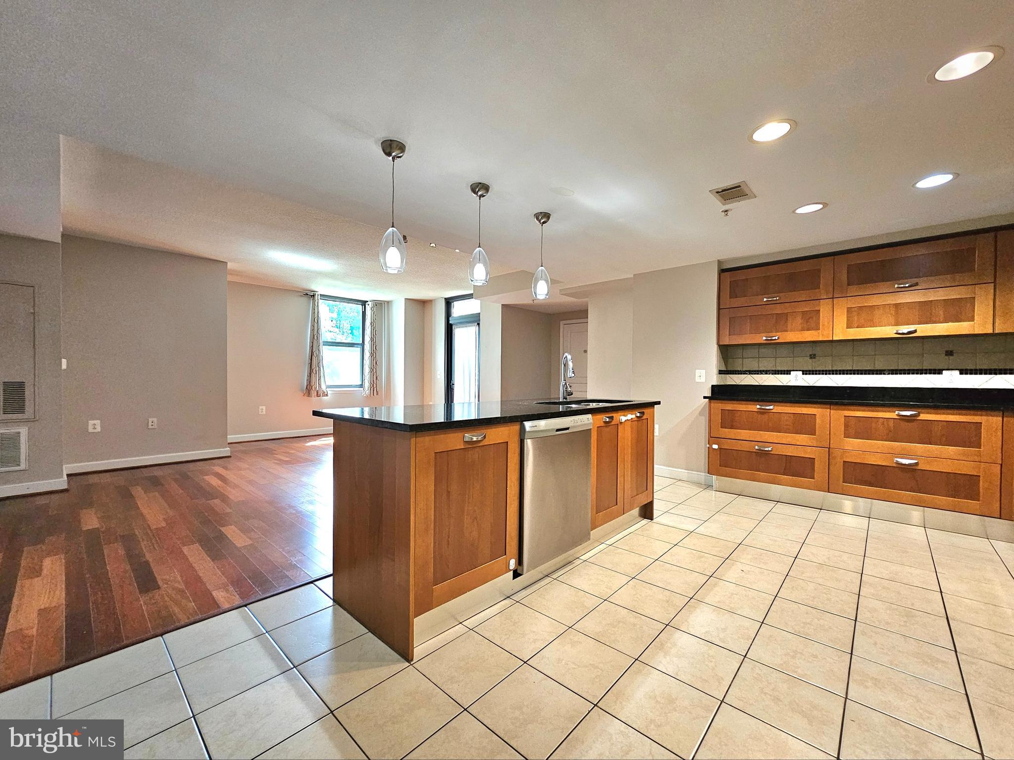 MIDTOWN ALEXANDRIA STATION CONDOMINIUM - Residential Lease