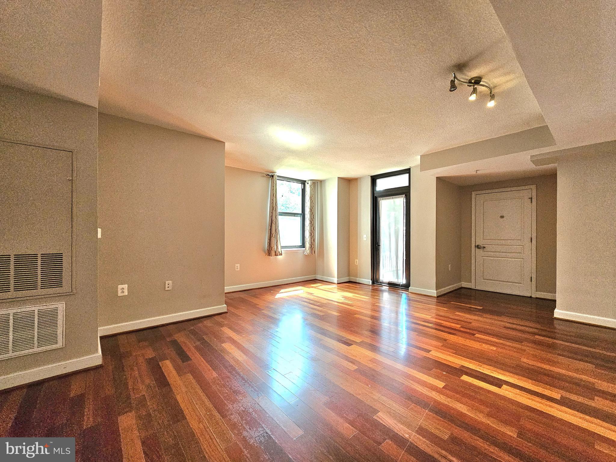 MIDTOWN ALEXANDRIA STATION CONDOMINIUM - Residential Lease