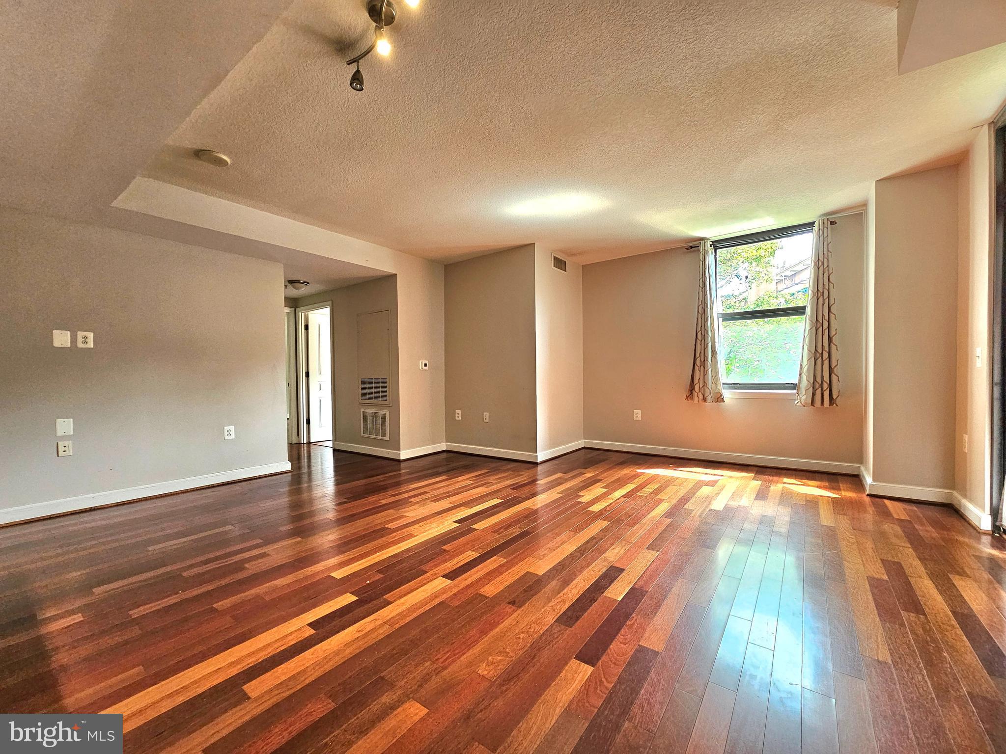 MIDTOWN ALEXANDRIA STATION CONDOMINIUM - Residential Lease