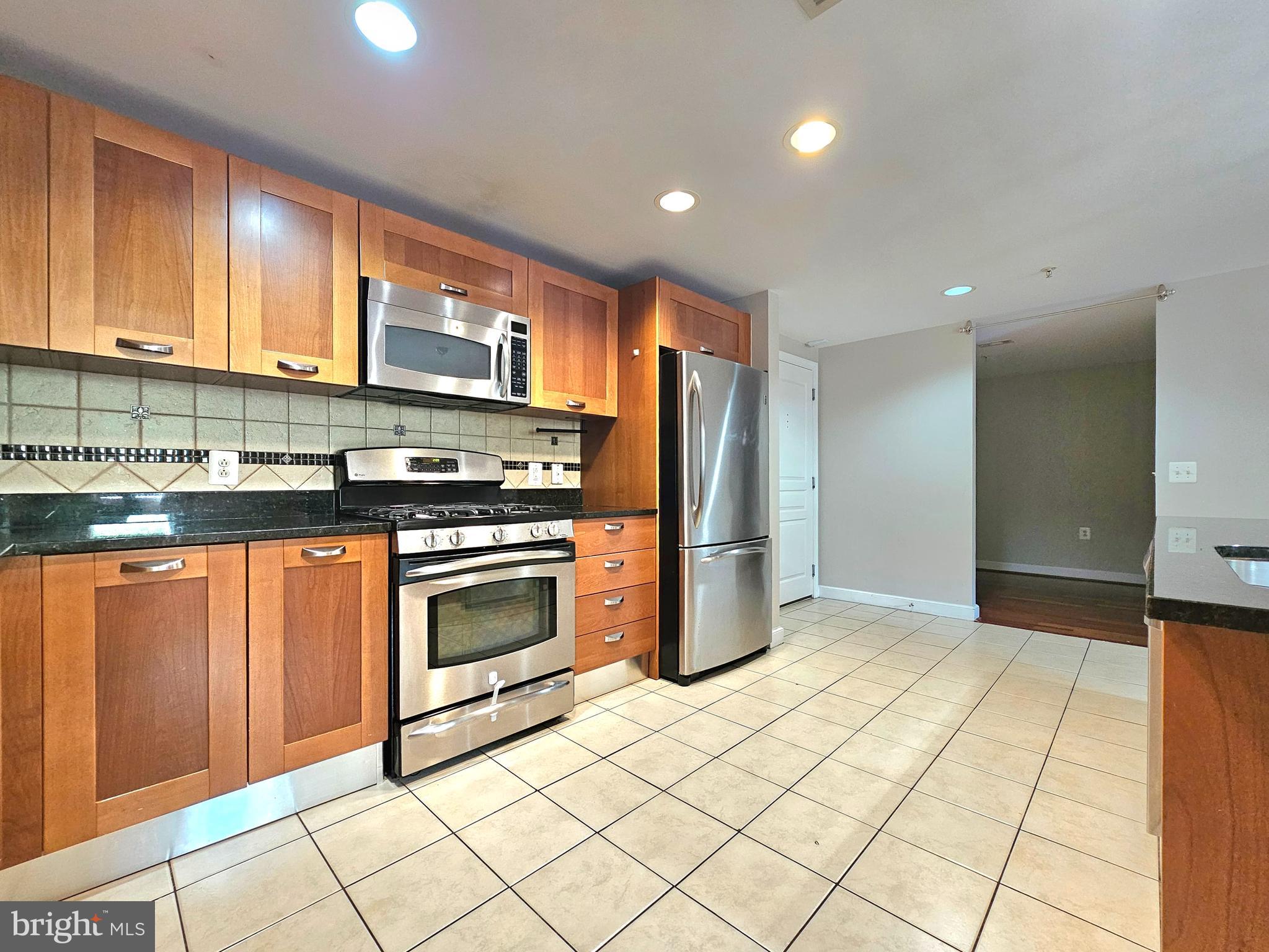 MIDTOWN ALEXANDRIA STATION CONDOMINIUM - Residential Lease