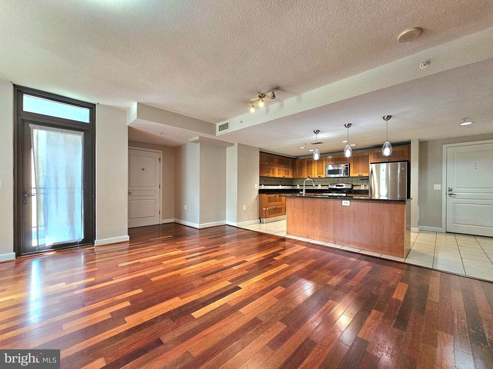 MIDTOWN ALEXANDRIA STATION CONDOMINIUM - Residential Lease