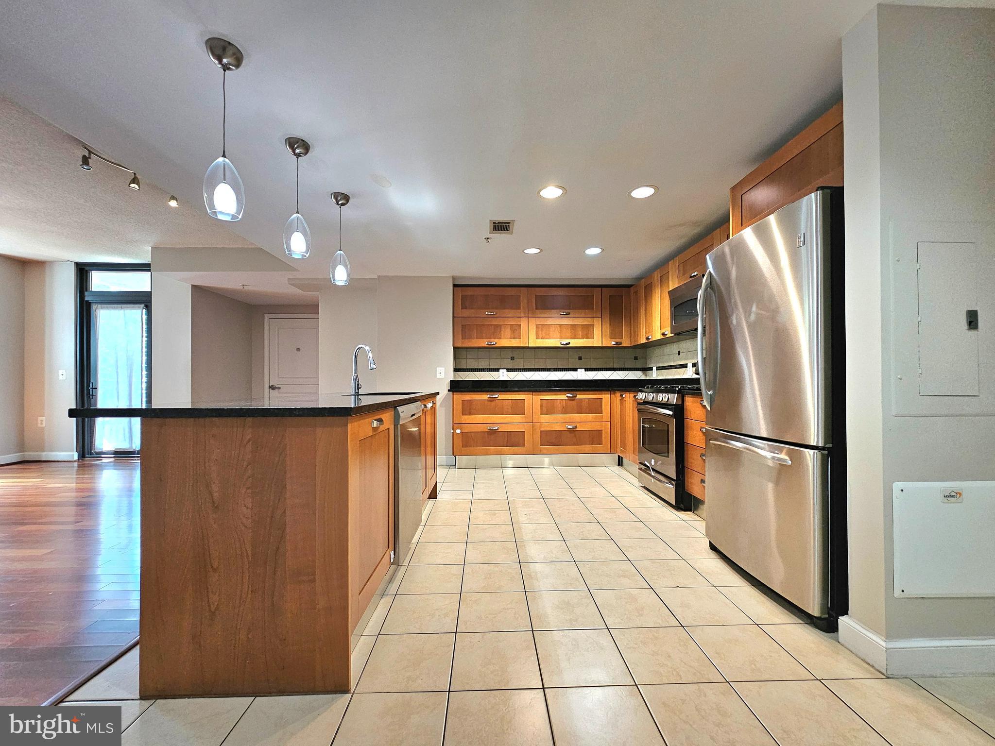 MIDTOWN ALEXANDRIA STATION CONDOMINIUM - Residential Lease