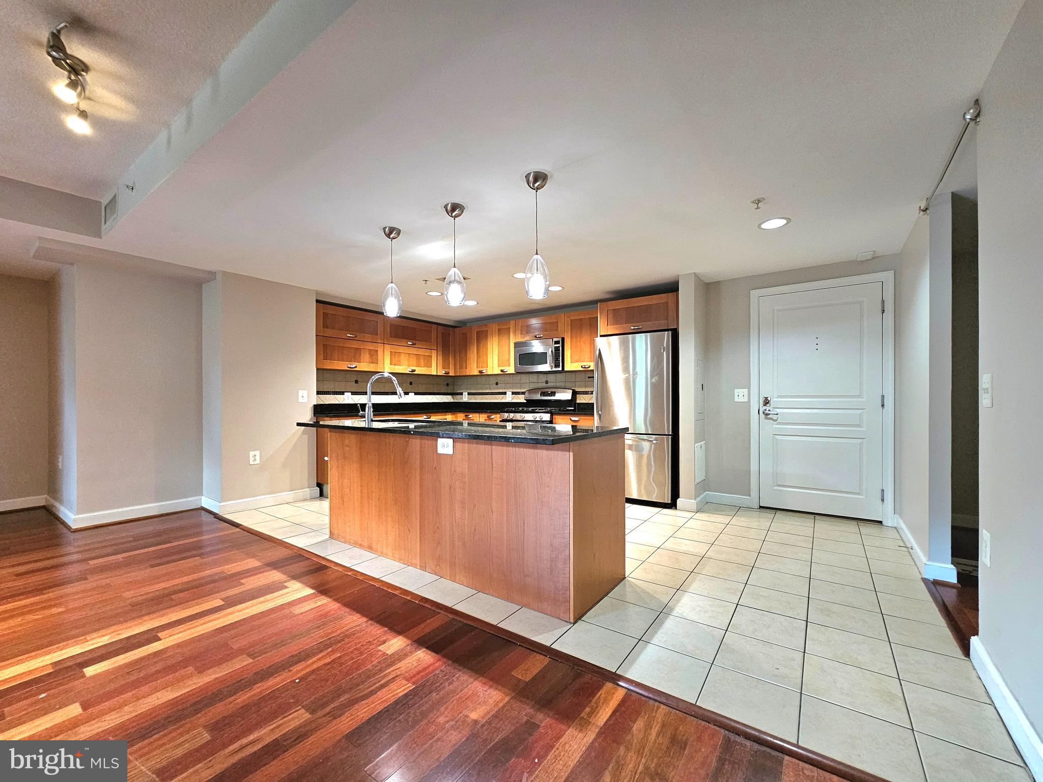 MIDTOWN ALEXANDRIA STATION CONDOMINIUM - Residential Lease