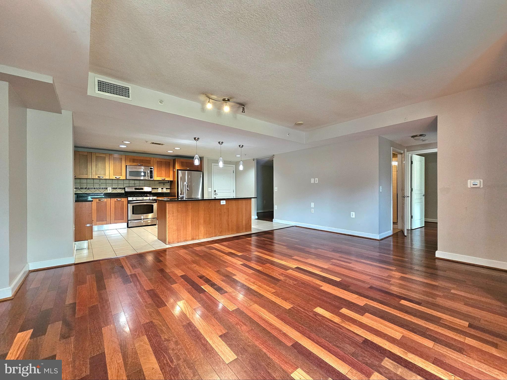 MIDTOWN ALEXANDRIA STATION CONDOMINIUM - Residential Lease