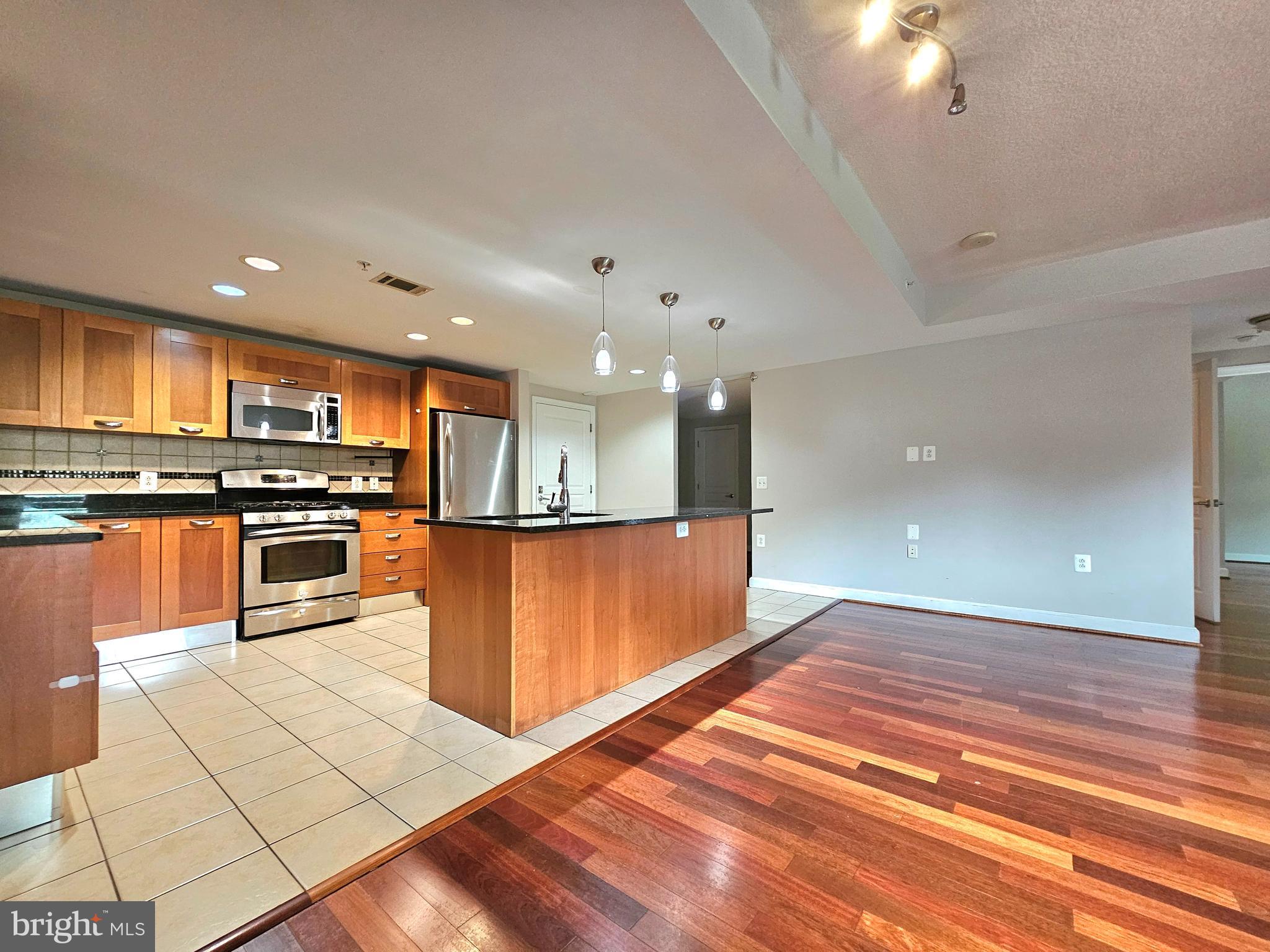 MIDTOWN ALEXANDRIA STATION CONDOMINIUM - Residential Lease