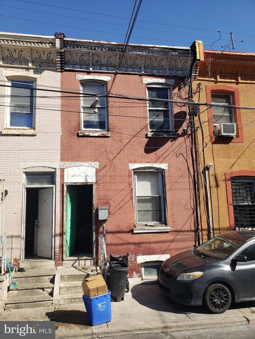 3 bedroom being sold cash as is. 10% deposit and proof of funds required. Buyer responsible for city resale certificate. Vacant on lockbox.