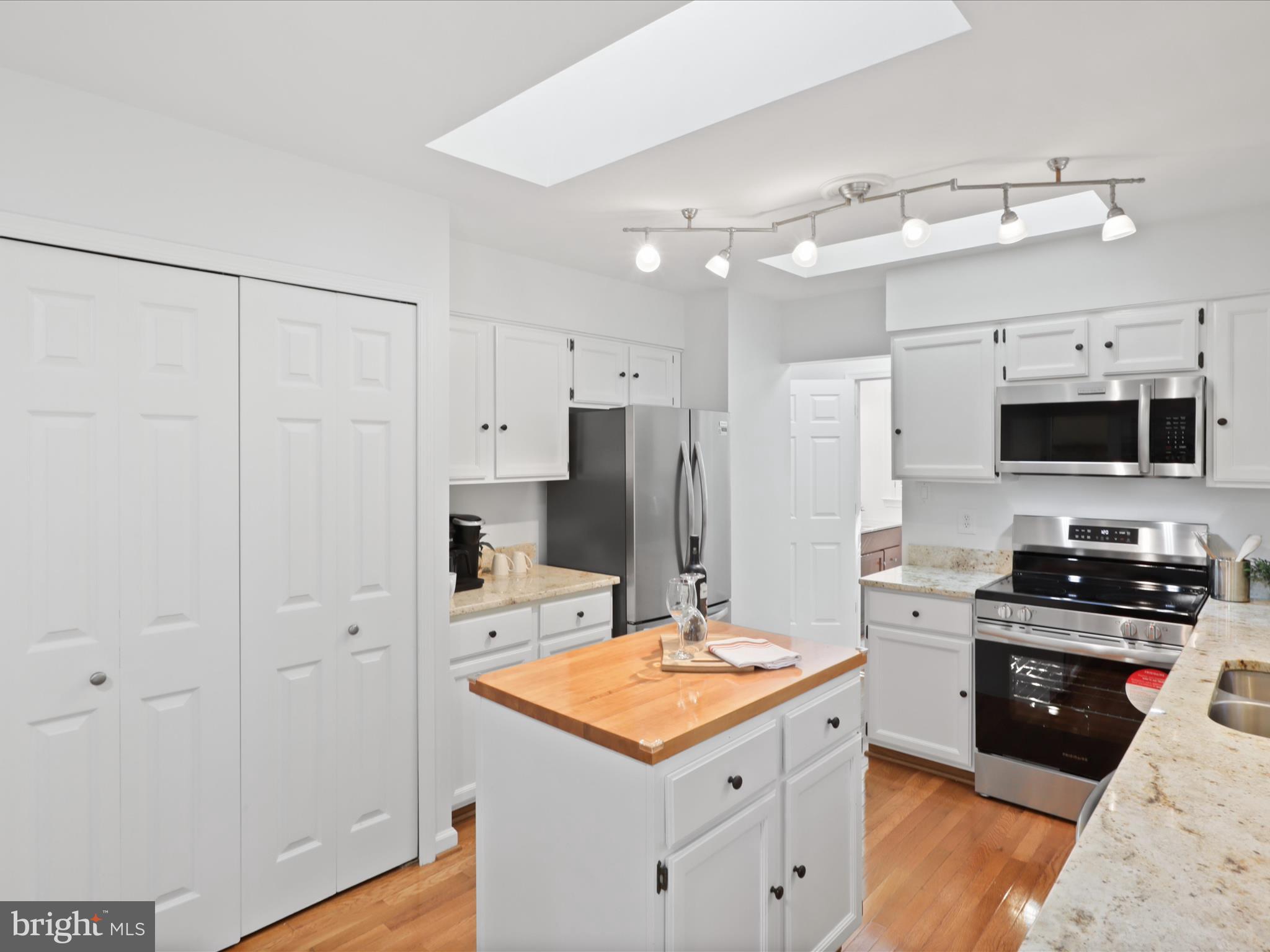 COUNTRY CLUB LAKE - Residential