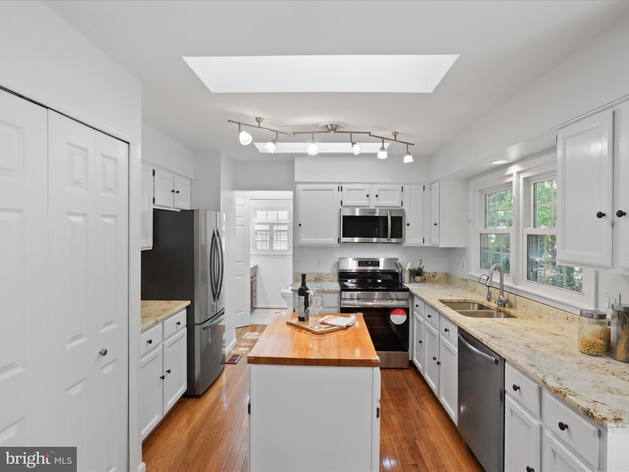 COUNTRY CLUB LAKE - Residential