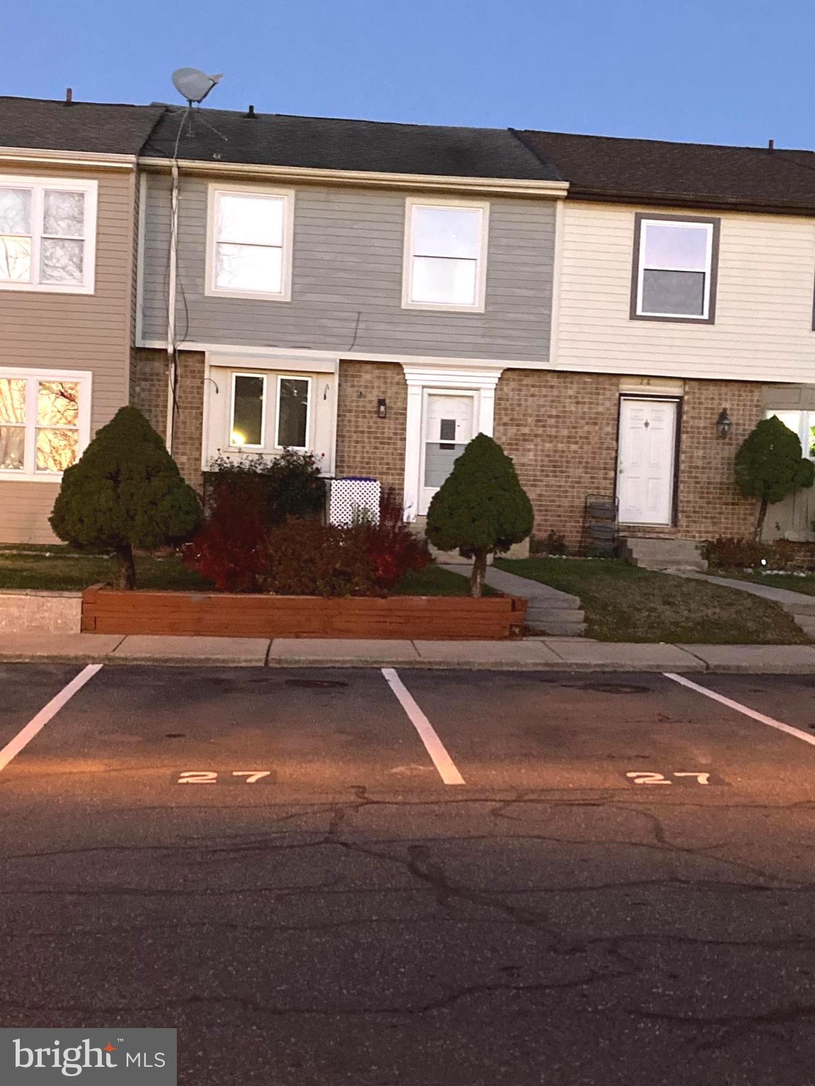 TONWHOUSE, 4 BED, 3.5 BATHS IN THE HILLCREST AREA, WALK TO DINING AND SHOPING, AND SHORT DRIVE TO DOWNTOWN FREDERICK, FOUR BEDROOMS, CRONW MOLDING, WOOD FLOOR AND MUCH MORE!!!!.